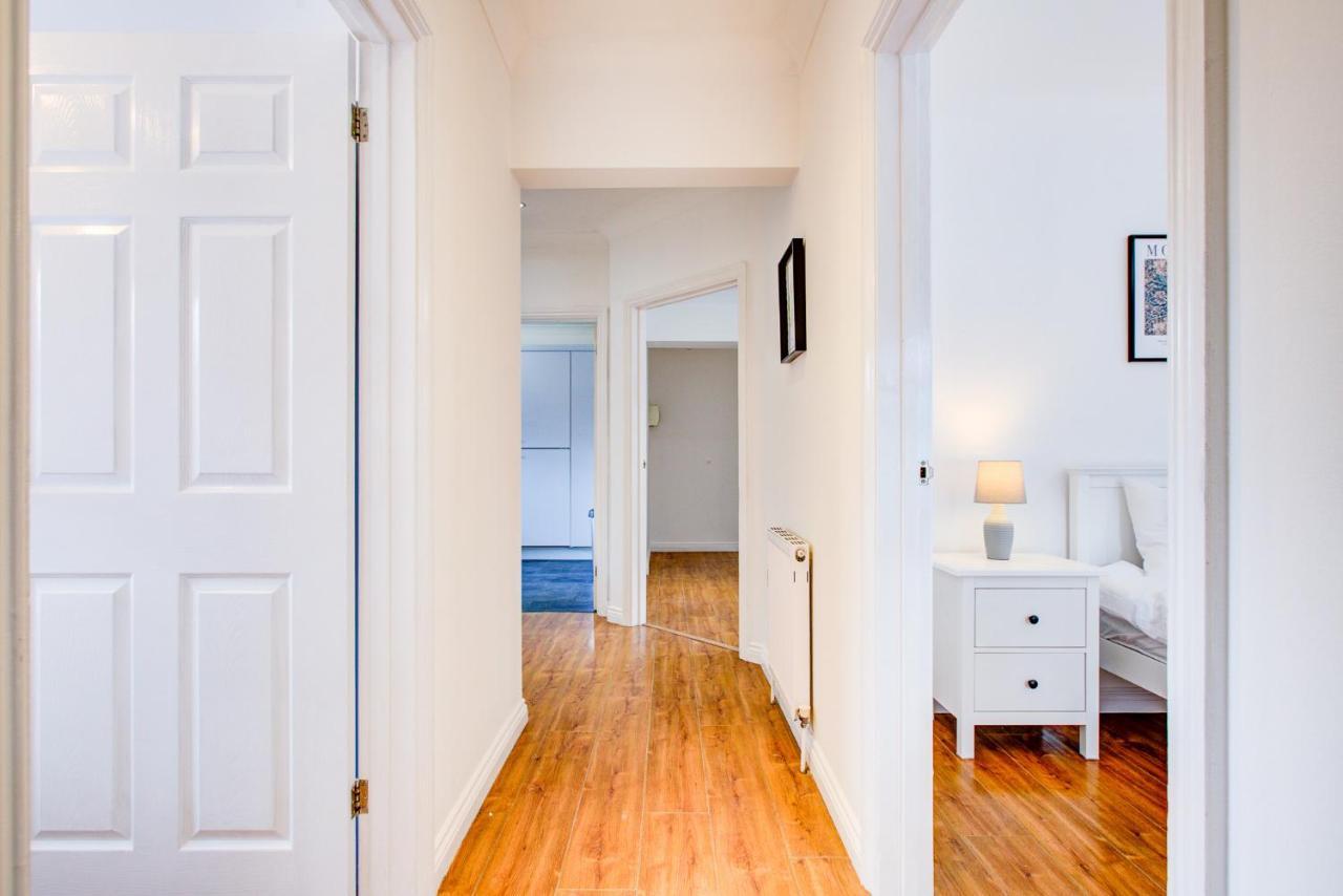 Stylish Two Bedroom Apartment With Free Parking! Ромфорд Экстерьер фото