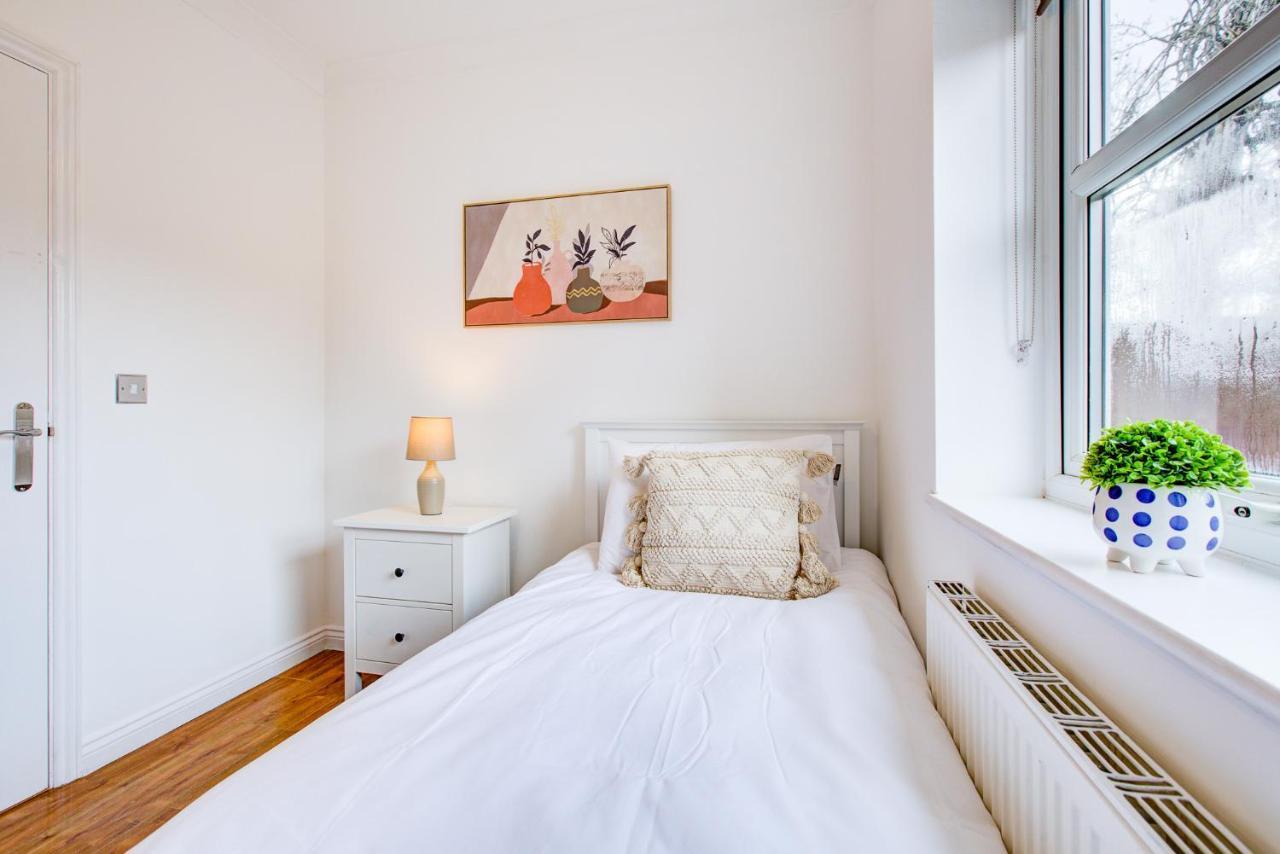 Stylish Two Bedroom Apartment With Free Parking! Ромфорд Экстерьер фото