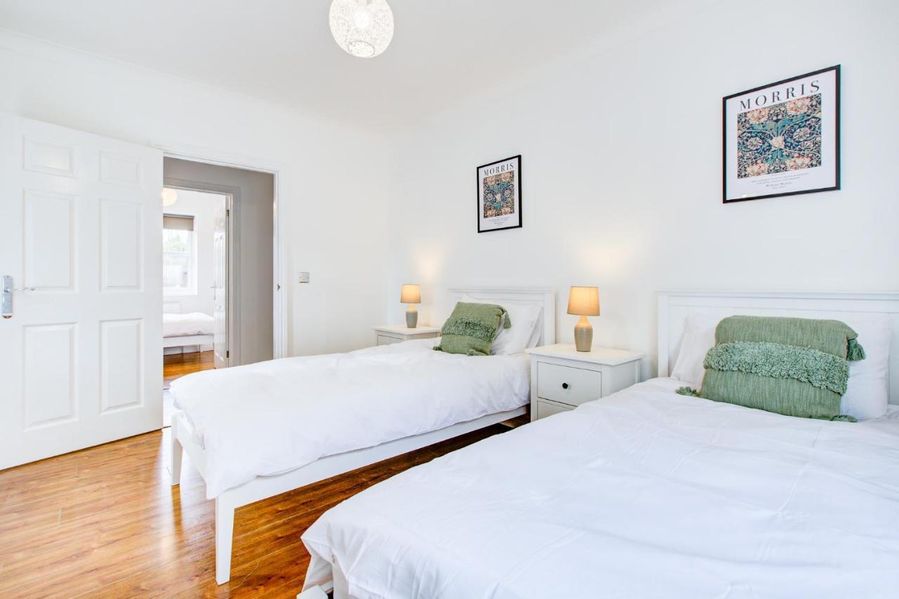 Stylish Two Bedroom Apartment With Free Parking! Ромфорд Экстерьер фото