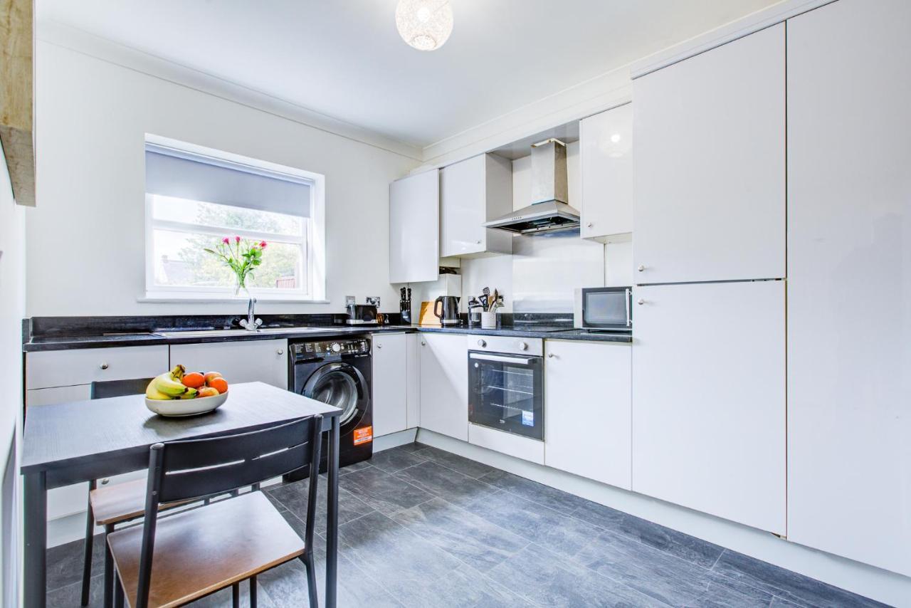 Stylish Two Bedroom Apartment With Free Parking! Ромфорд Экстерьер фото
